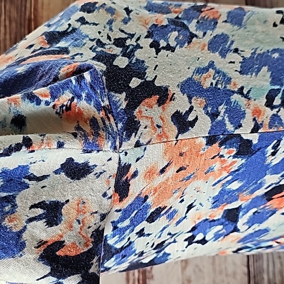 CHICO'S ABSTRACT COTTON-BLEND CROSSOVER SLUB TEE - Picture 8 of 10